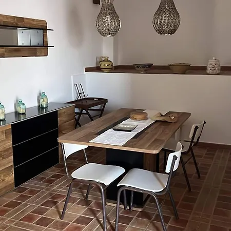 Sleeps4-familyfriendly-balcony דירה